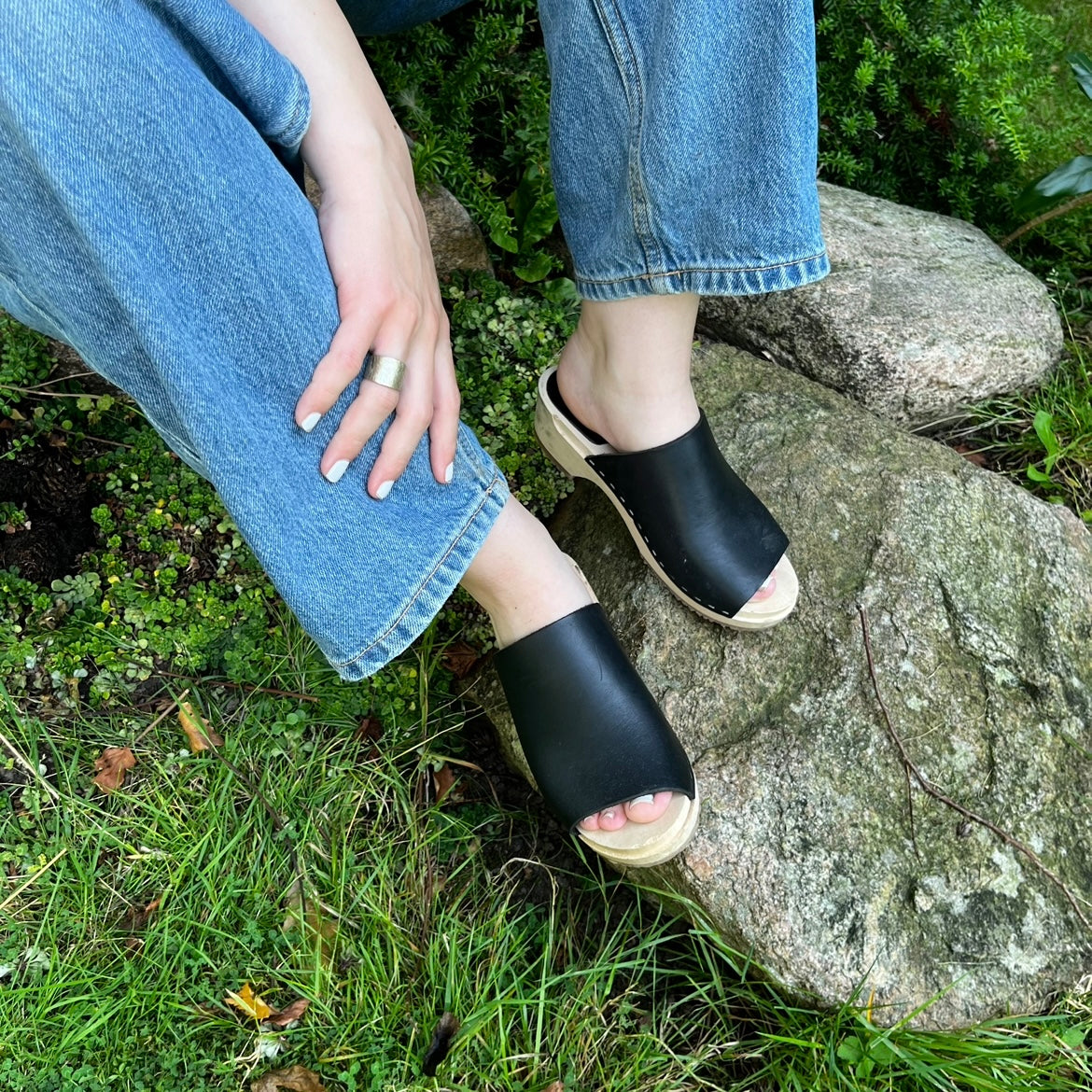 Anneli Clog Sandals | Black Leather